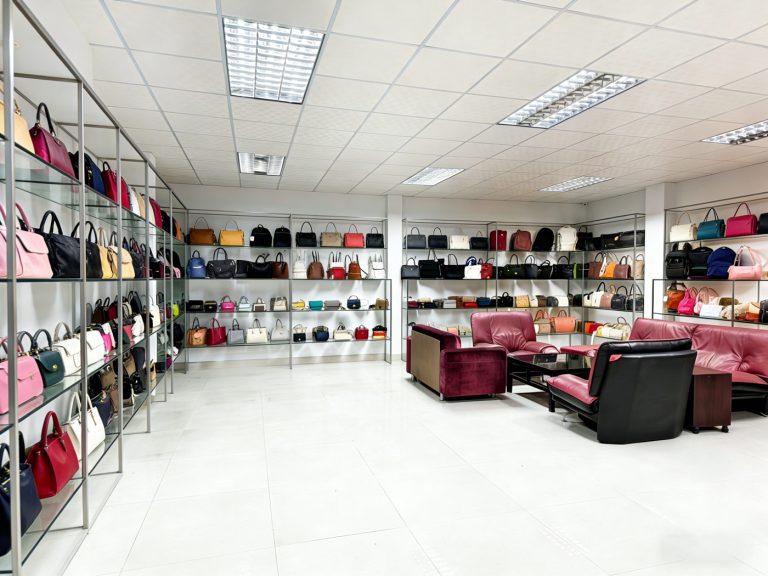 SHOWROOM1